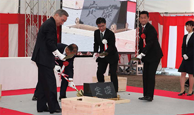 八ツ場ダム定礎式(3月4日)で鎮定（ちんてい）の儀を行う大澤正明知事の写真