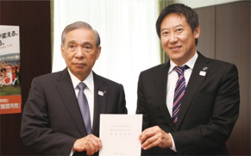 今年5月に、鈴木大地スポーツ庁長官に国体開催の要望書を提出する大澤正明知事（左）の写真