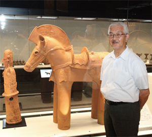 「東国古墳文化展示室」を案内する右島和夫館長の写真