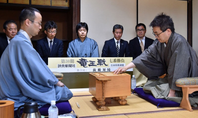 臨江閣（本館）で行われた竜王戦第3局の様子写真