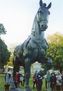 群馬の森にある馬の記念像の写真