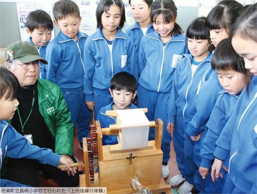 邑楽町立長柄小学校で行われた「上州座繰り体験」の様子写真