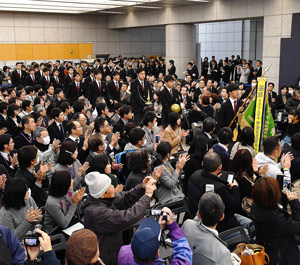 県民栄誉賞顕彰式で会場入りする選手たちの写真