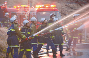 消防団員による消火活動の写真