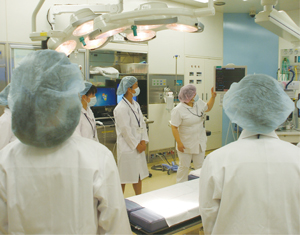 学生を対象とした病院での職場体験セミナーの写真