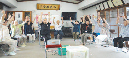 県内の高齢者サロンの参加者の写真