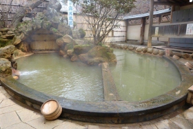 黄金の湯が湧く伊香保温泉露天風呂の写真