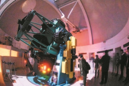 150cm望遠鏡での観望会の様子写真