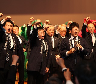 ググっとぐんま観光宣伝推進協議会総会で関係者と団結する大澤正明知事の写真