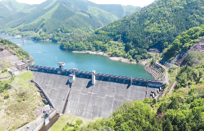上空から見た桐生川ダムの画像