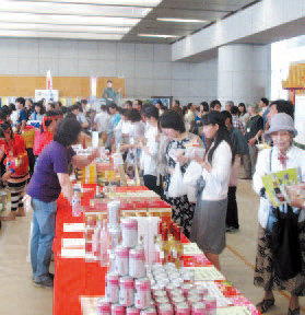台湾の食べ物や雑貨を販売する様子の画像