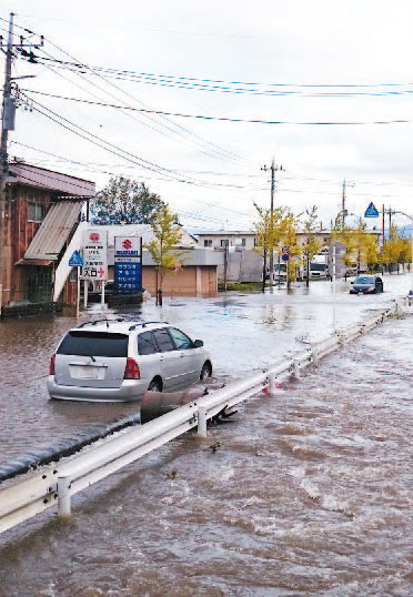 豪雨で冠水した太田市内の道路の写真