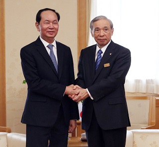友好を誓い固く握手する、チャン・ダイ・クアンベトナム国家主席と大澤正明知事の写真