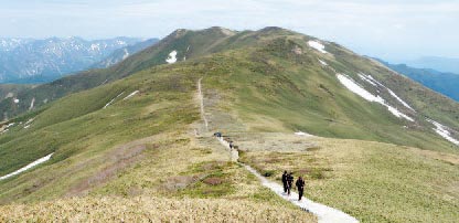 平標山から仙ノ倉山を望む様子写真