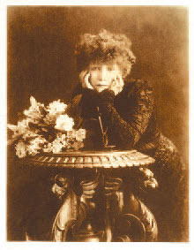 C.W.ダウニー《街着姿のサラ・ベルナール》の写真　1902年　個人蔵