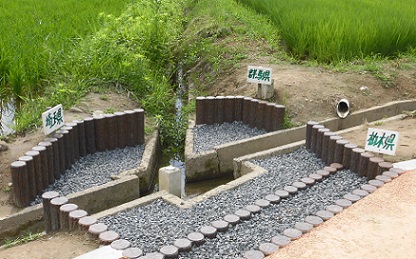 三県境スポットの写真。看板は左から埼玉県、群馬県、栃木県