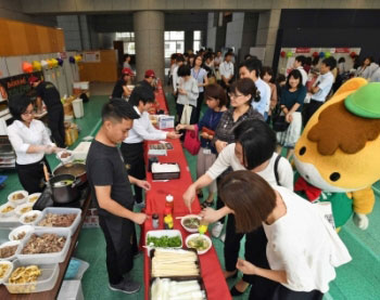 大勢の人でにぎわった会場の様子写真