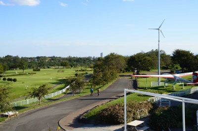 運動公園やゴルフ場、物産館、温泉など複数の施設がある道の駅よしおか温泉の写真