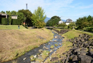 町役場の南側を流れる吉岡川沿いの遊歩道の写真
