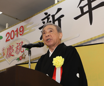 上毛新聞社新年交歓会で祝辞を述べる大澤正明知事の写真