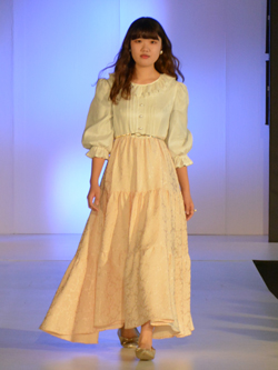 岩田摩耶さんがファッションショーに出演した写真