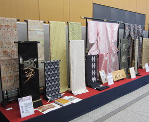 桐生織と伊勢崎絣の展示の写真
