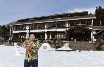 「泊まれる学校　さる小」を切り盛りする飯島さんの写真