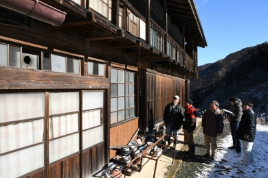 空き家の状況を確認する南牧山村ぐらし支援協議会メンバーらの写真