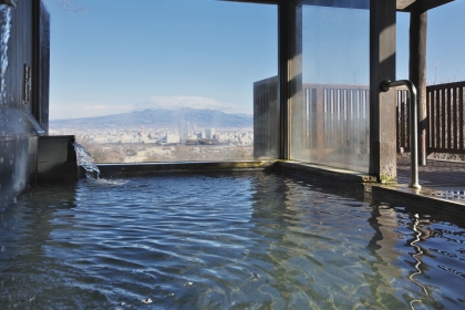 写真：錦山荘の展望風呂の大きな窓から高崎の街を一望できる
