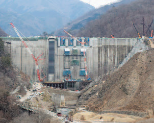 建設が進む八ッ場ダムの写真