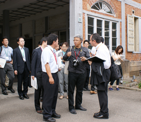 世界遺産の登録審査に訪れた調査員に説明する松浦さんの写真