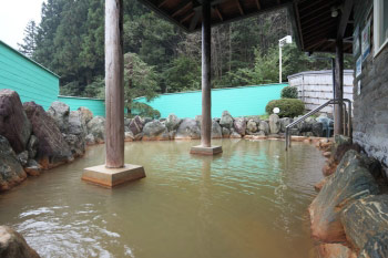 塩分と鉄分を多く含む湯。光の加減で色も変色する（相間川温泉）の画像