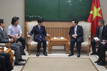 山本知事とミン副首相兼外相との面談の様子写真