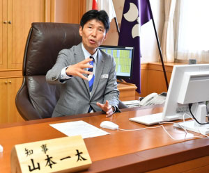 初登庁後、知事室で意気込みを述べる山本知事の画像
