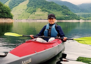 水上温泉郷でカヌーを体験する山本一太知事の写真