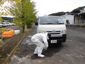 車両下部の消毒の画像