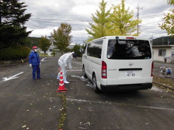 車両まわりの消毒の画像