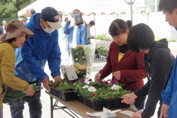 会計での接客対応の画像