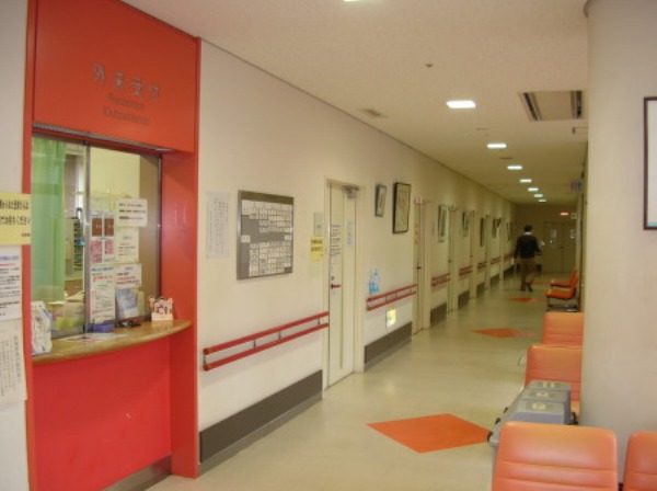 外来診察室前の廊下。突き当たりの左手が医療福祉課。