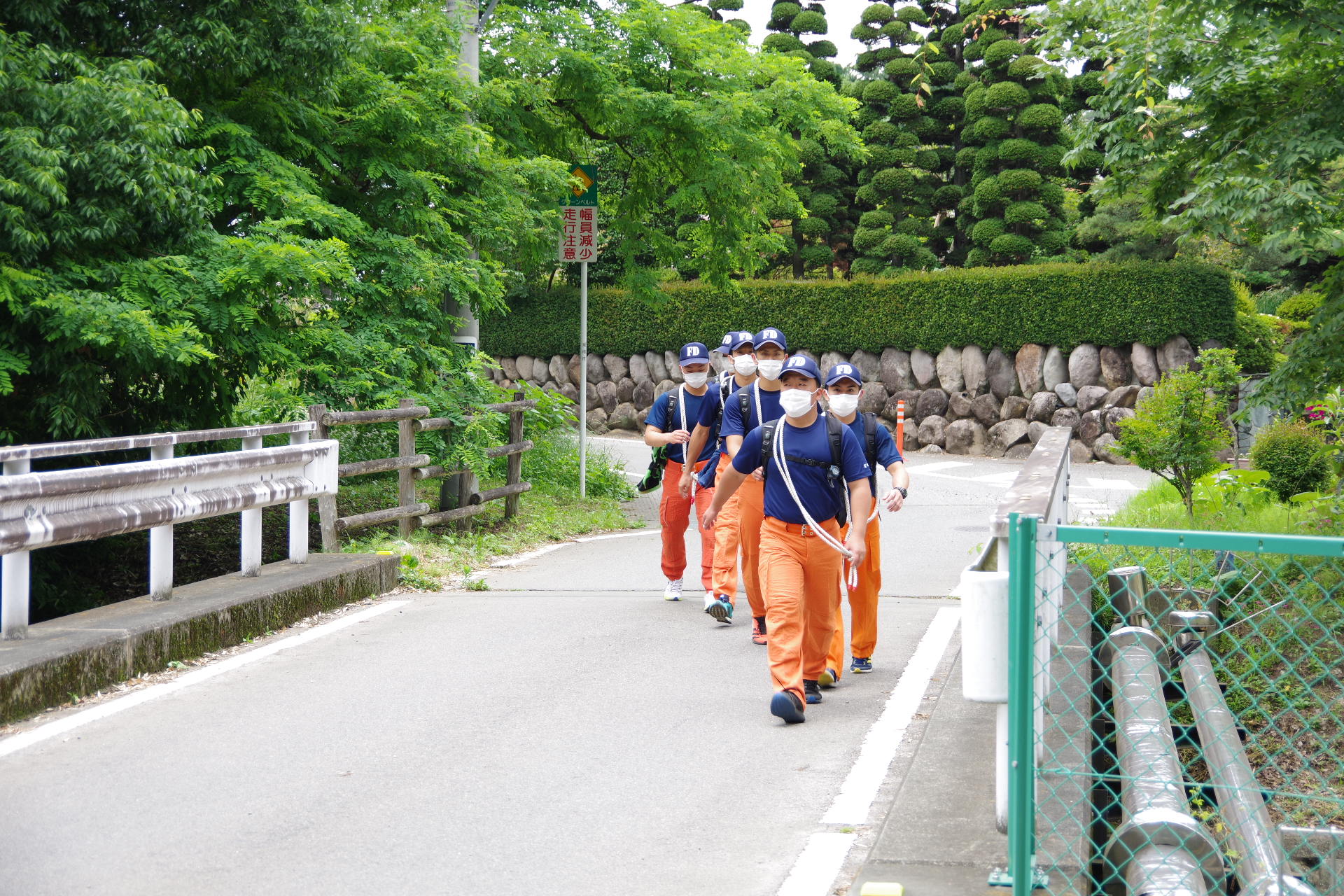 小隊に分かれて行動する学生の写真