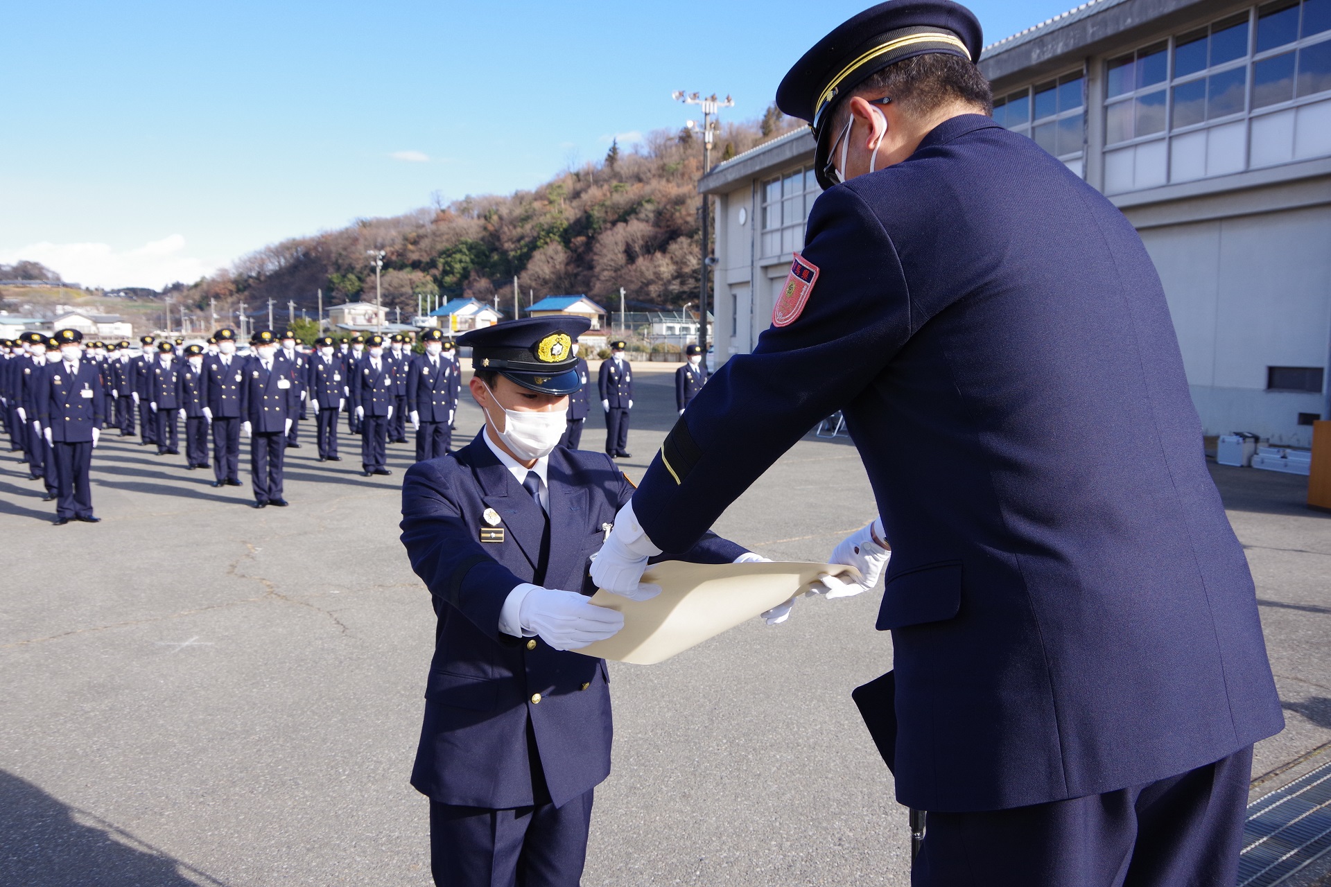 卒業証書を授与する写真