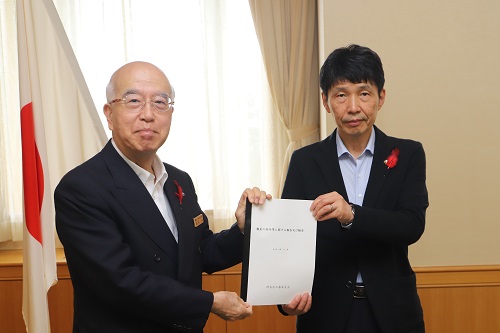 写真：森田委員長から勧告書を受け取る山本知事