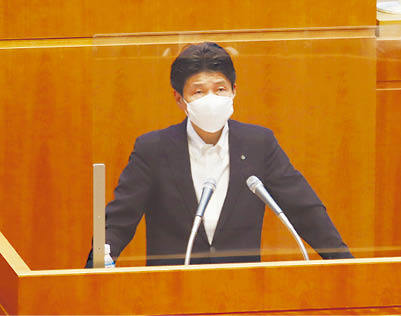 第3回前期定例県議会で提案説明を述べる山本一太知事の写真