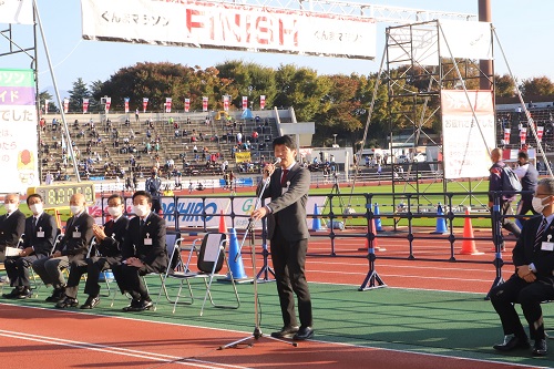 写真:主催者挨拶をする山本知事