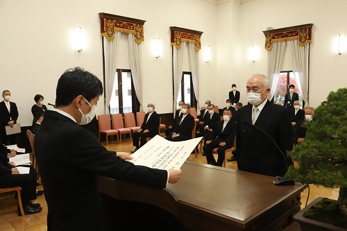 写真：表彰状を授与する山本知事