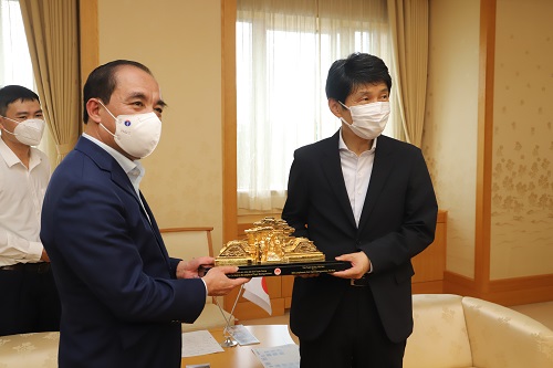 写真：記念の品を受け取る山本知事