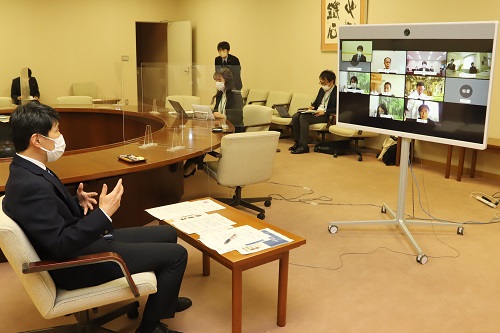 写真：会議に参加する山本知事