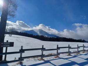 雪が積もっている浅間山の写真