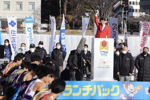 写真：スターターを務める山本知事