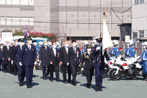 写真：部隊巡察を行う山本知事